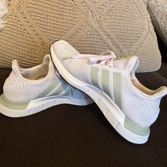 Adidas White and Light Green Running Shoes talla 6 U.S. - Picture 4 of 12